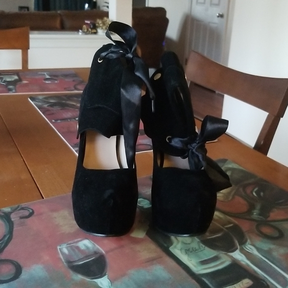 On sale!! For Lady Yaya black velvet 5" heels - Picture 2 of 4